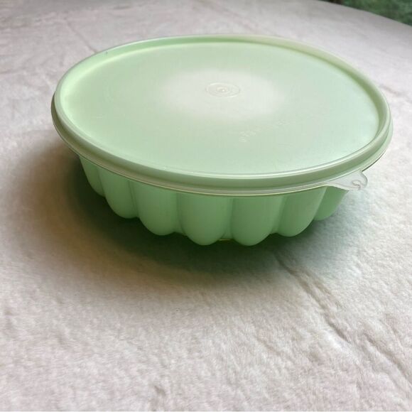 Tupperware Vintage Light Green Jello Mold - Picture 1 of 7